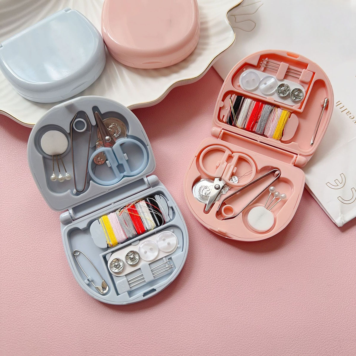 Travel Accessories Kit For Women - ミニ手動ミシンキット ポータブル旅行用裁縫ツール 旅行用裁縫用品 針と糸アクセサリー付き