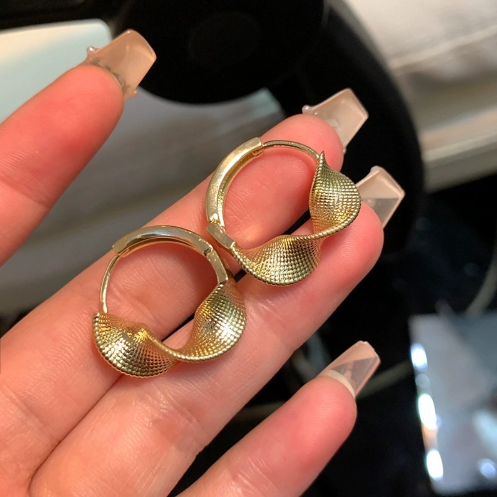 女性用ゴールドスパイラルクリップオンイヤリング1組、シンプル - Travel Accessories As Gifts のレビューと価格